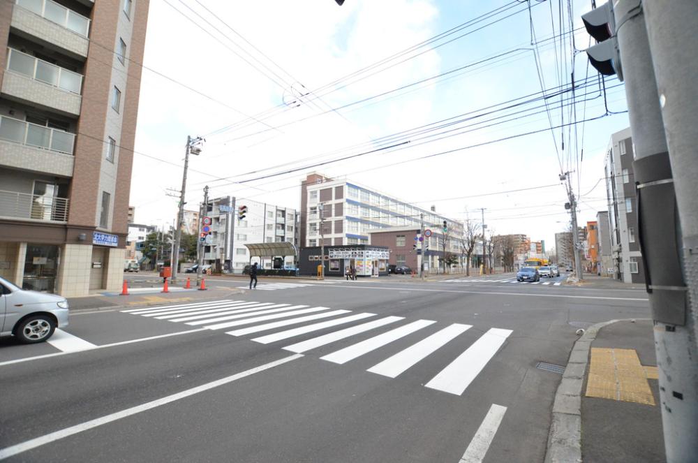大きな交差点に位置し、市電は目の前です。